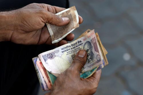Đồng rupee rớt giá thấp kỷ lục, Ấn Độ lại phải can thiệp