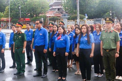 Hội Liên hiệp Thanh niên Việt Nam tỉnh An Giang báo công dâng lên Chủ tịch Tôn Đức Thắng