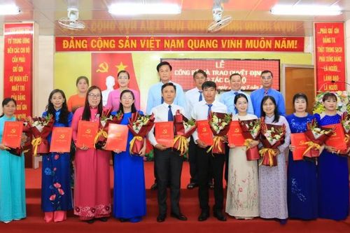 Đảng ủy phường Mỹ Thới trao quyết định công tác cán bộ