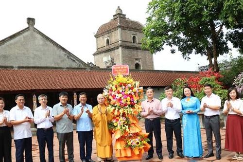 Chủ tịch UBND tỉnh Bắc Ninh Phạm Hoàng Sơn chúc mừng chức sắc Phật giáo nhân Đại lễ Phật đản