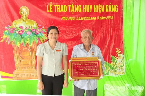 Đảng ủy xã Phú Hựu trao Huy hiệu 55 năm tuổi Đảng cho đảng viên Nguyễn Ngọc Thà