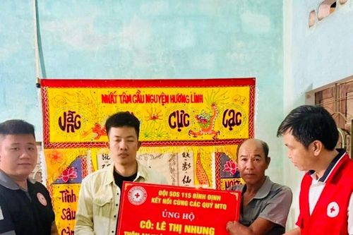 Đội SOS 115 - Bình Định hỗ trợ gia đình có nạn nhân tử vong do tai nạn giao thông