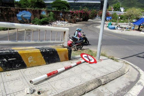 Cần dựng lại trụ biển báo giao thông