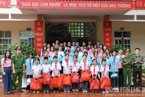 Tặng 111 suất quà cho học sinh trên địa bàn xã Tân Đoàn