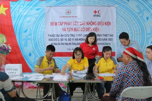 Hội Chữ thập đỏ tỉnh Lào Cai cấp phát tiền hỗ trợ cho người dân xã Cốc San