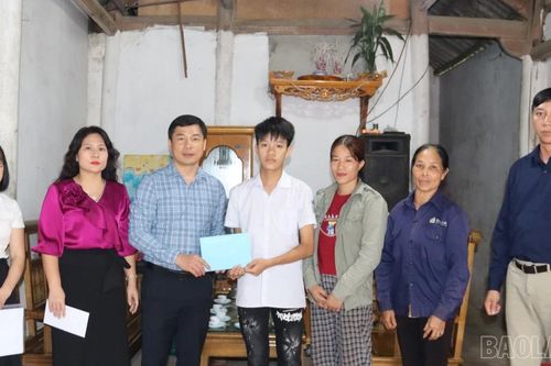 Phường Âu Lâu hỗ trợ học sinh mắc bệnh hiểm nghèo có hoàn cảnh khó khăn