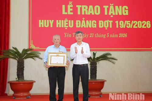 Đảng ủy xã Yên Từ tổ chức trao tặng Huy hiệu Đảng cho 33 đảng viên