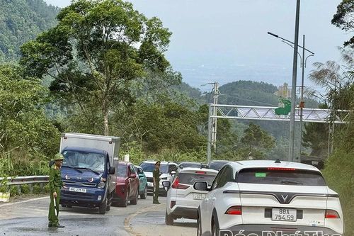 Khẩn trương khắc phục sạt trượt đất đá, đảm bảo giao thông thông suốt tại Tam Đảo
