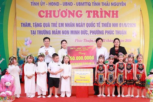 Lãnh đạo tỉnh thăm, tặng quà thiếu nhi phường Phúc Thuận