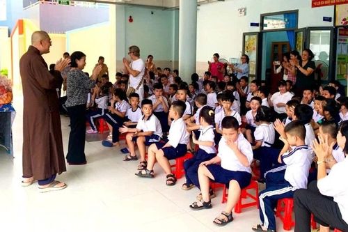 Chùa Long Hoa (TP.HCM) tặng hơn 100 phần quà đến các em học sinh khuyết tật