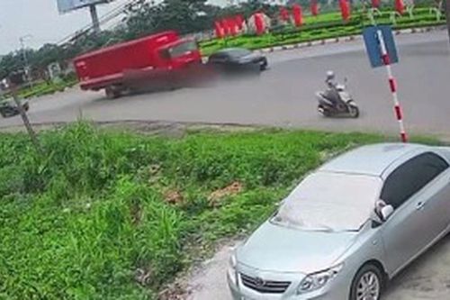 Tạt đầu ô tô con, người đi xe máy ngã xuống đường bị xe tải cán ở Phú Thọ