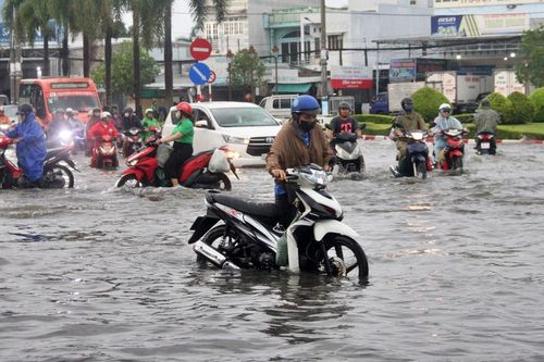 Mưa lớn kéo dài, nhiều tuyến đường ở Cà Mau ngập sâu