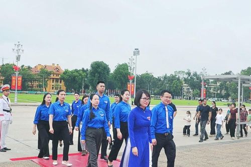 Đoàn Thanh niên Văn phòng Quốc hội vào Lăng viếng Chủ tịch Hồ Chí Minh