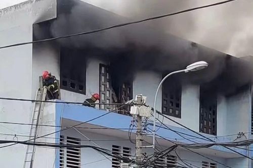 TP Hồ Chí Minh: Cháy kho chứa điện máy bị thiệt hại nặng