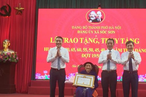120 đảng viên Đảng bộ xã Sóc Sơn nhận Huy hiệu Đảng