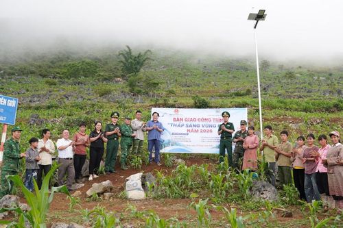 Đồn Biên phòng Xuân Trường lắp đặt hơn 600 bóng đèn năng lượng mặt cho các xóm vùng biên