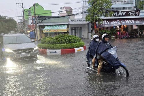Mưa lớn đầu mùa, nhiều tuyến đường nội ô Cà Mau ngập sâu