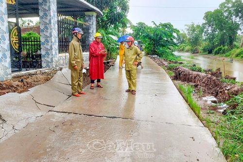 Nhiều tuyến lộ nông thôn ở Xã Trần Văn Thời bị sụt lún sau mưa