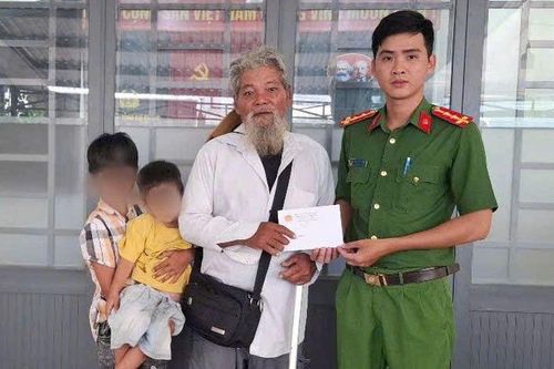 Nửa đêm tuần tra, công an phát hiện 2 cháu bé đi lạc: Câu chuyện phía sau khiến nhiều người xúc động