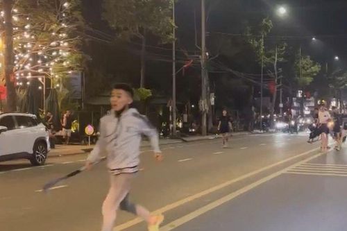 Nhiều người hoảng sợ trước cảnh 2 nhóm thanh thiếu niên hỗn chiến trước quán trà sữa: Công an nhanh chóng vào cuộc