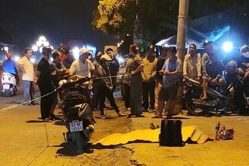 Vừa tấp xe vào lề, người phụ nữ 42 tuổi ngã gục tử vong: Camera an ninh hé lộ khoảnh khắc cuối cùng