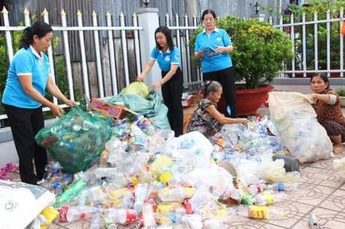 Biến rác thải nhựa thành tiền - cách làm nghĩa tình của phụ nữ miền Tây