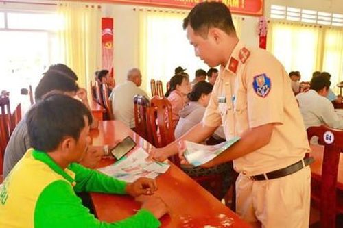 Xã Đất Đỏ: Tuyên truyền pháp luật về xe công nông, xe tự chế cho người dân