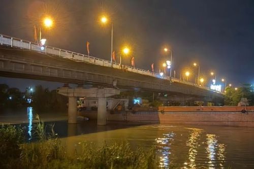 Tàu hàng mắc kẹt dưới gầm cầu ở Ninh Bình, tạm cấm ô tô qua cầu