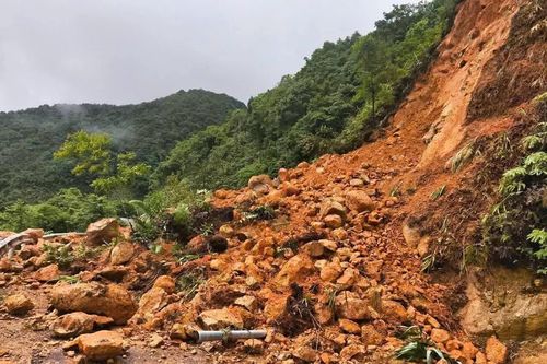 Quảng Ninh tiếp tục mưa lớn, nhiều tuyến đường sạt lở, chia cắt