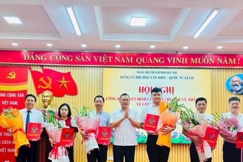 Phường Văn Miếu - Quốc Tử Giám trao các quyết định về công tác cán bộ