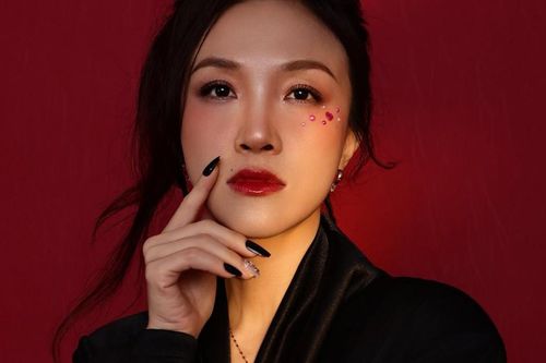 Vợ Phan Đinh Tùng gây chú ý