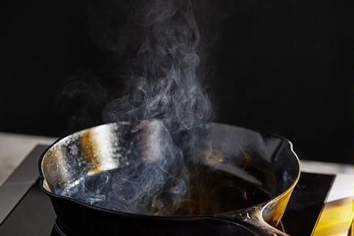 Chuyên gia chỉ ra 6 sai lầm phổ biến khi dùng dầu ăn