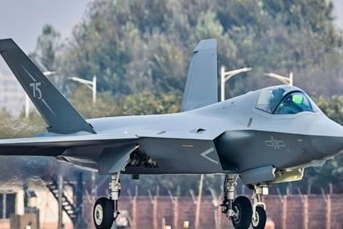 Tiêm kích tàng hình J-35 Trung Quốc xuất hiện với 'chế độ quái thú'