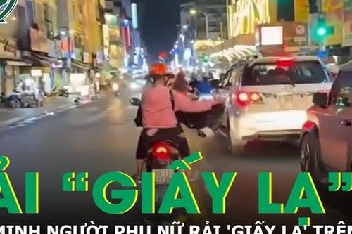 Xác minh clip người phụ nữ rải 'giấy lạ' trên đường ở TP.HCM