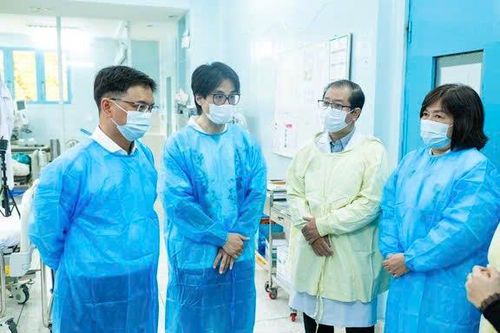 Lãnh đạo TPHCM cùng ca sĩ Hà Anh Tuấn thăm bé gái mồ côi mẹ hồi phục sau ca ghép gan
