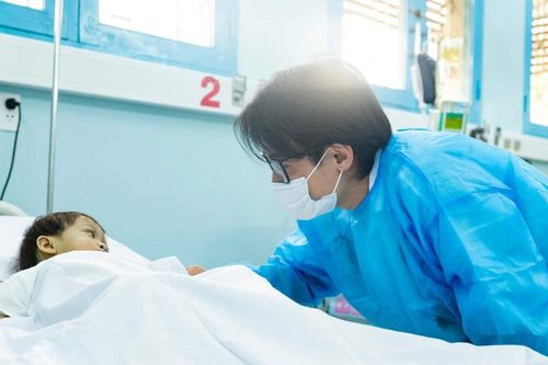 Hà Anh Tuấn đến thăm bệnh nhi được dự án 'Chồi Việt Nam' hỗ trợ ghép gan thành công