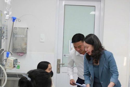Phó Chủ tịch nước Võ Thị Ánh Xuân thăm và tặng quà bệnh nhi tại TP Hồ Chí Minh
