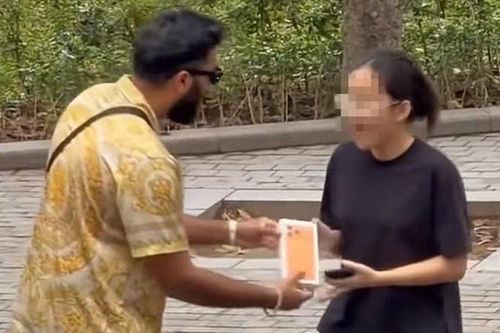 TikToker triệu fan nói rõ nghi vấn dàn cảnh tặng iPhone 17 ở hồ Gươm