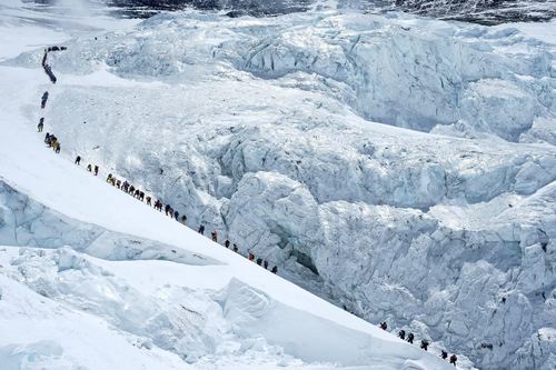 Kỷ lục gây lo ngại trên đỉnh Everest
