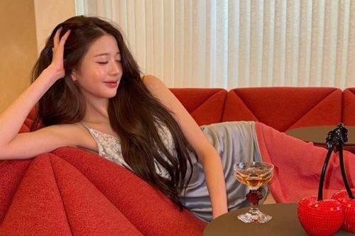 Nữ idol K-pop khéo khoe sofa đỏ hơn 2,6 tỷ đồng
