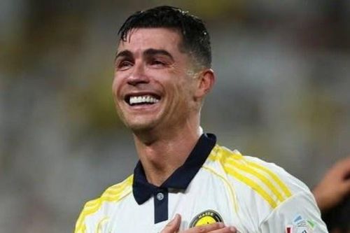 Ronaldo khóc và 'càn quét' Internet