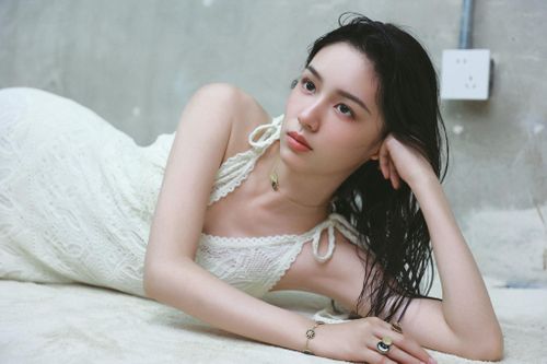 Nữ diễn viên lộ video ôm hôn bạn trai