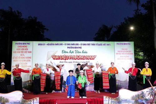'Vừa chạy vừa xếp hàng'