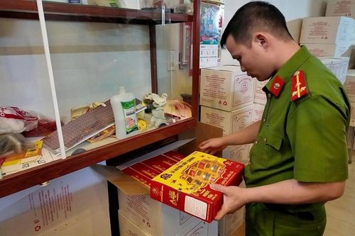 Phát hiện gần 11.000 hũ yến sào giả trước khi tung ra thị trường