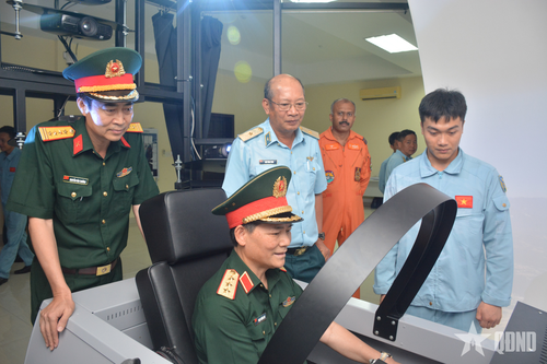 Thượng tướng Phạm Trường Sơn kiểm tra tại Trường Sĩ quan Không quân