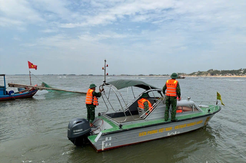 Kịp thời cứu hộ tàu cá Thanh Hóa mắc cạn tại cửa Lạch Cờn