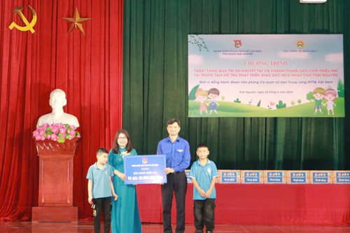Trung ương Đoàn trao tặng sân chơi dành cho học sinh khuyết tật