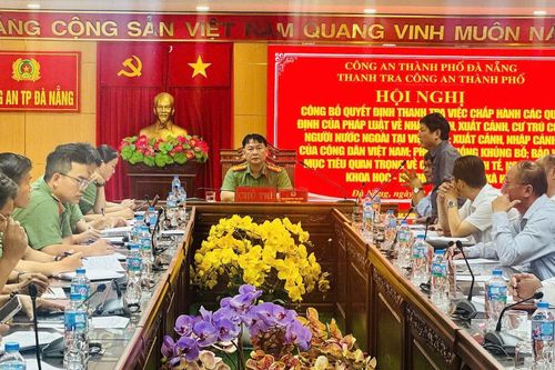 Kiểm tra việc chấp hành quy định về xuất nhập cảnh, cư trú và phòng, chống khủng bố