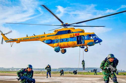 Cận cảnh chiến sĩ đặc công, trinh sát đặc nhiệm nhảy dù ở độ cao 800m