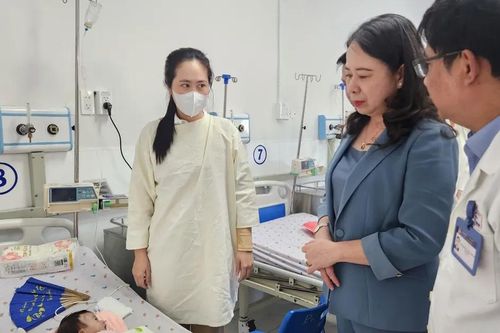 Phó Chủ tịch nước Võ Thị Ánh Xuân thăm và tặng quà bệnh nhi tại TPHCM